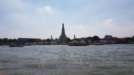 Vue du Wat Arun depuis le bateau